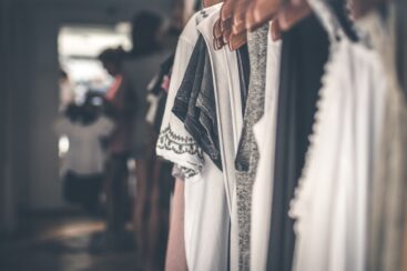 Arara de roupa: 13 Dicas para organização
