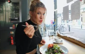 Dicas para manter uma alimentação saudável em viagens