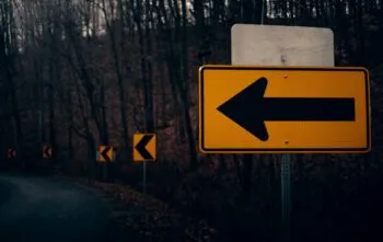 Qual a importância da Sinalização de Rota de Fuga com Placas Fotoluminescentes