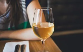 Chocolates e vinho: como harmonizar para um presente romântico perfeito