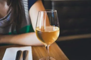 Chocolates e vinho: como harmonizar para um presente romântico perfeito