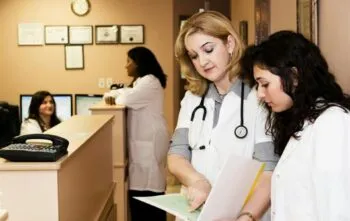 O que levar em conta ao escolher uma especialização médica?