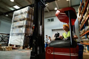 LIFO e FIFO: qual o melhor método de armazenagem para seu galpão logístico