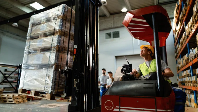 LIFO e FIFO: qual o melhor método de armazenagem para seu galpão logístico LIFO e FIFO: qual o melhor método de armazenagem para seu galpão logístico