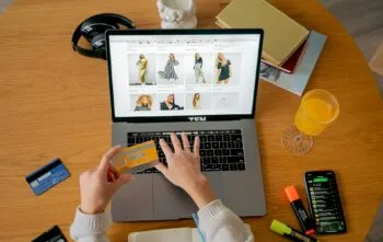 Como hábitos digitais moldam nossas escolhas de consumo e cuidado pessoal