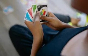 Uno: entretenimento e risadas garantidas com o clássico dos jogos de carta para todas as idades Uno: entretenimento e risadas garantidas com o clássico dos jogos de carta para todas as idades