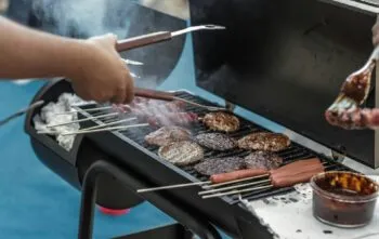 O que combina com churrasco à noite? Dicas saborosas