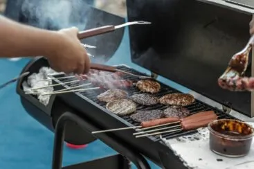 O que combina com churrasco à noite? Dicas saborosas