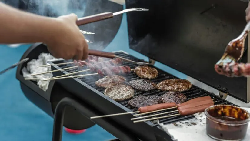 O que combina com churrasco à noite? Dicas saborosas O que combina com churrasco à noite? Dicas saborosas