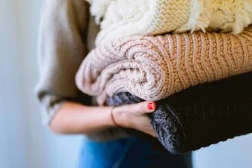 Edredom, colcha e roupa de cama: por que lavar em casa pode não ser suficiente