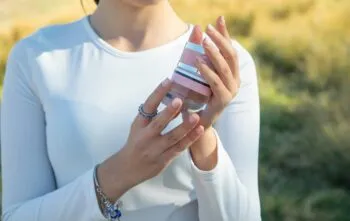 Como usar perfume corretamente para fixar e durar mais