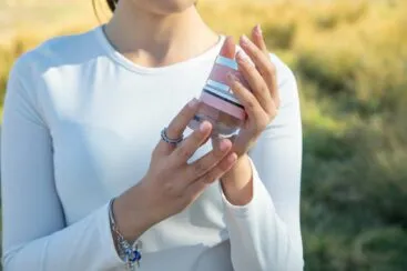 Como usar perfume corretamente para fixar e durar mais