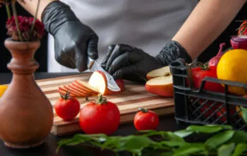 Como organizar pedidos e evitar desperdícios no dia a dia com as compras food service
